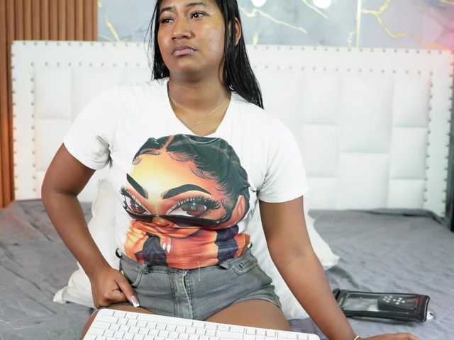 Indiancutiie live cam on BongaCams