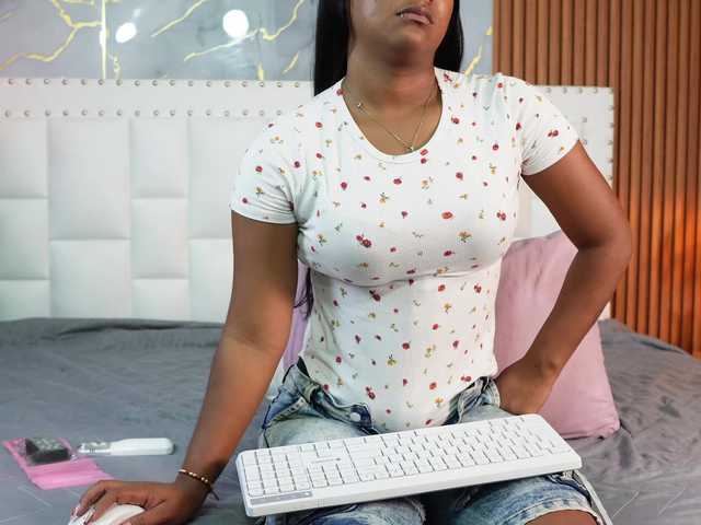Indiancutiie live cam on BongaCams