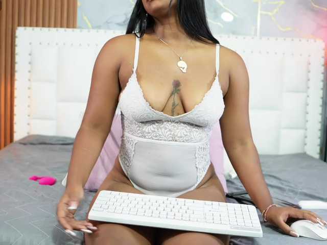 Indiancutiie live cam on BongaCams