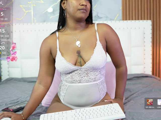 Indiancutiie live cam on BongaCams