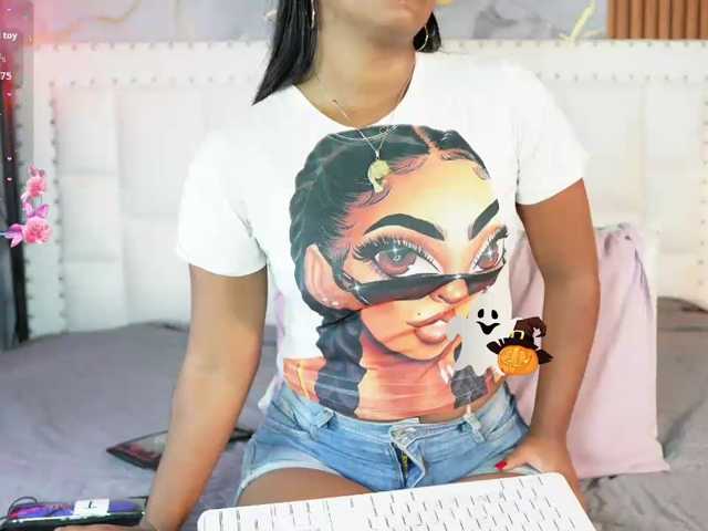 Indiancutiie live cam on BongaCams