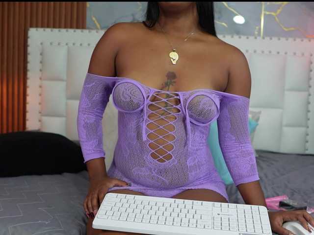 Indiancutiie live cam on BongaCams
