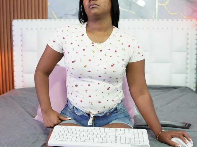Indiancutiie live cam on BongaCams