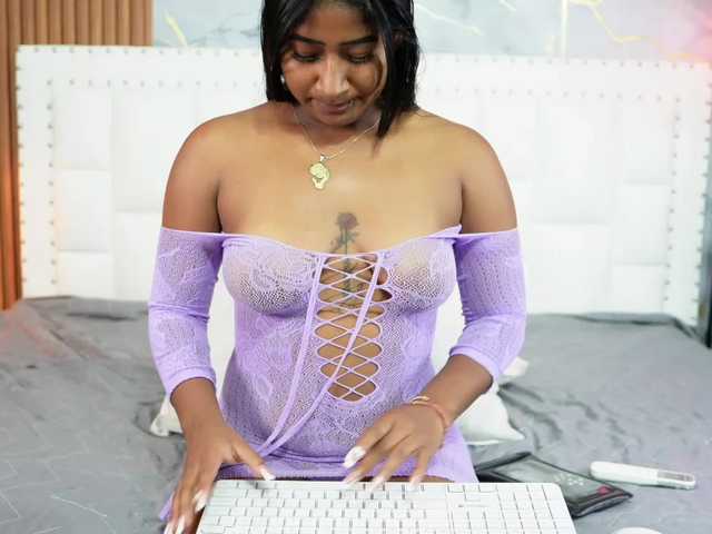 Indiancutiie live cam on BongaCams