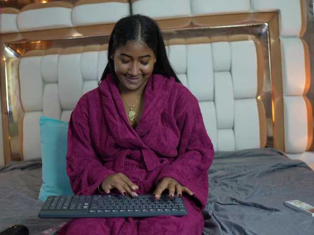 Indiancutiie live cam on BongaCams