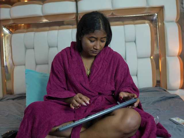 Indiancutiie live cam on BongaCams