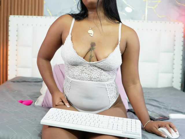 Indiancutiie live cam on BongaCams