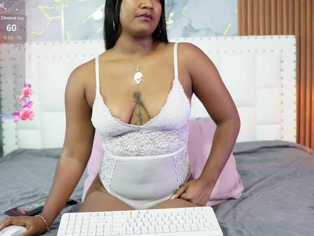 Indiancutiie live cam on BongaCams