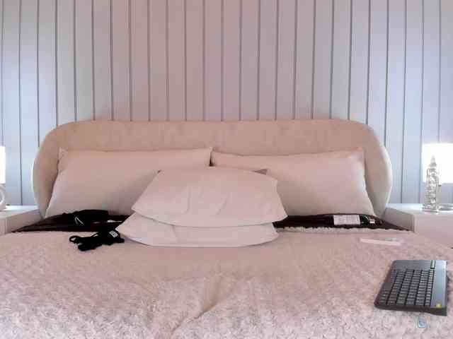 MaiaCollins webcam