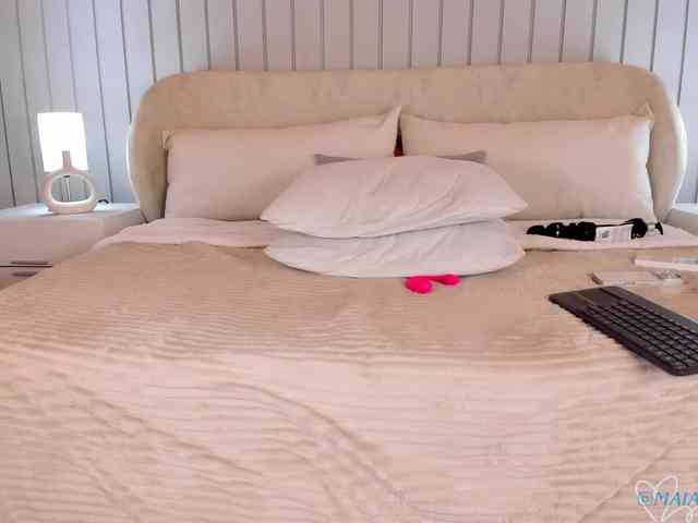 MaiaCollins webcam