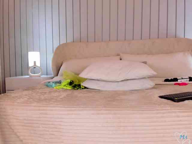 MaiaCollins webcam