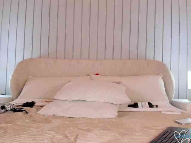 MaiaCollins webcam