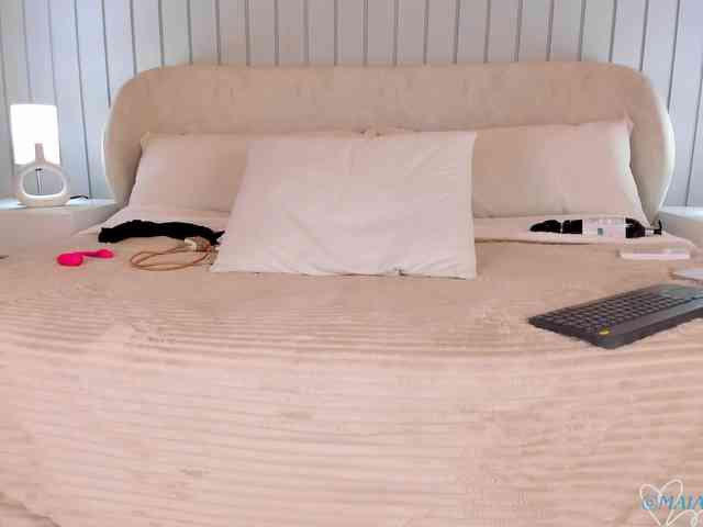 MaiaCollins webcam