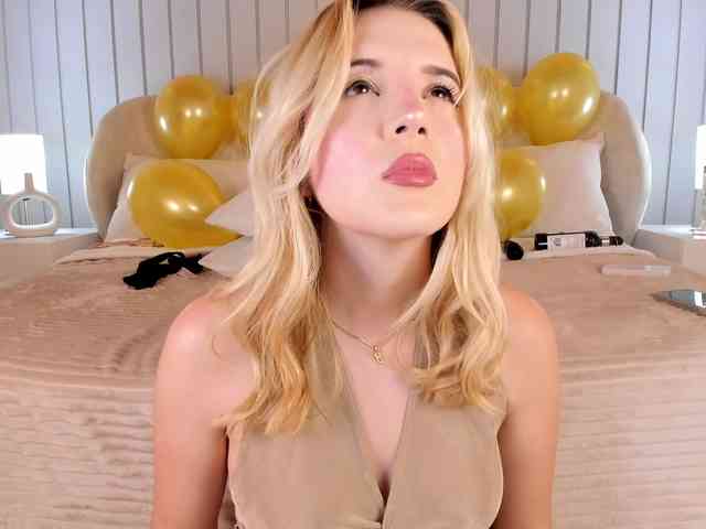 MaiaCollins webcam