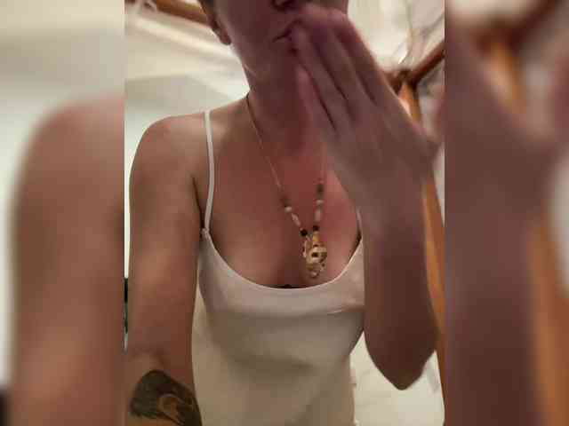 KinaMoonLove webcam