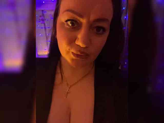 This model is live right now. SweetyLiza