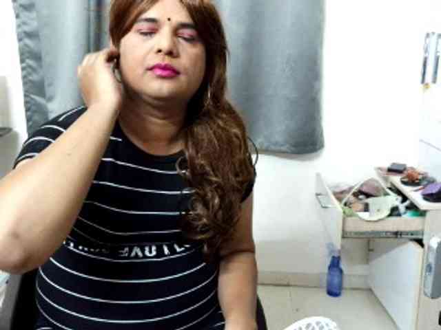 Ten model jest teraz na żywo. INDIANSISSYCHUBBY