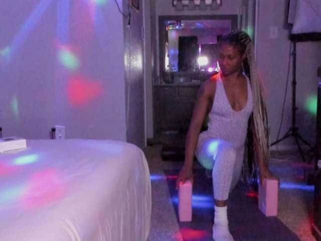 le modèle Yiauna est en webcam porno dans un show sur le site bongacams, il possède les tags suivants: Ebony,Blonde,Hairy