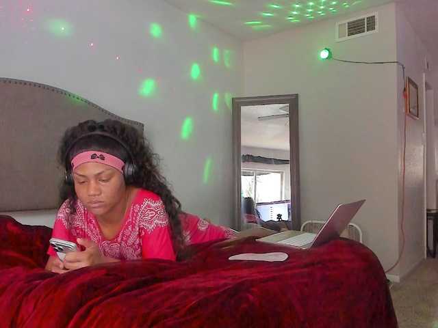 Yiauana's BongaCams show and profile