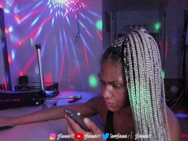yiauna live cam on BongaCams