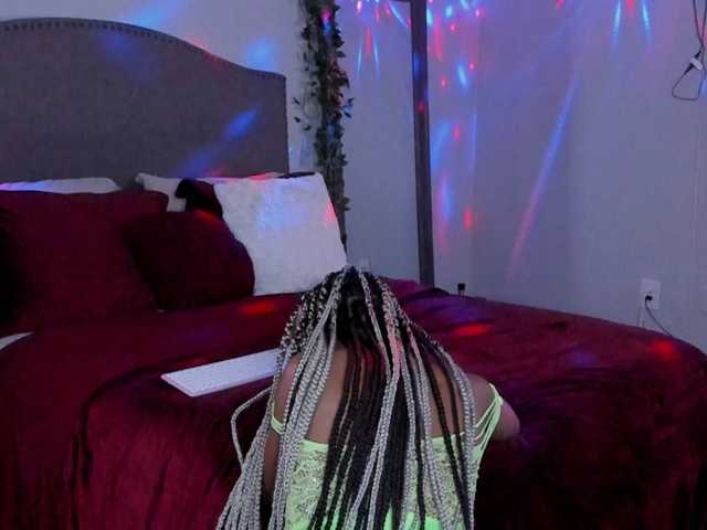 yiauna live cam on BongaCams