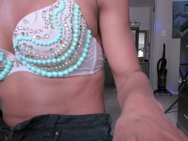 Yiauana live cam on BongaCams