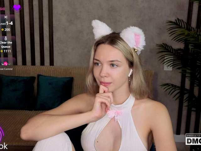 Hollywww live cam on BongaCams