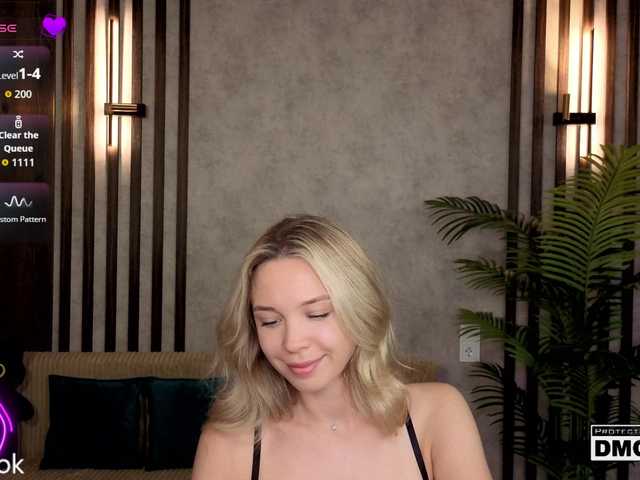 Hollywww live cam on BongaCams