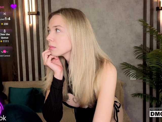 Hollywww live cam on BongaCams