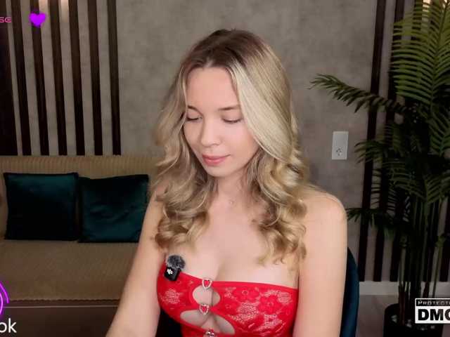 Hollywww, live now on BongaCams