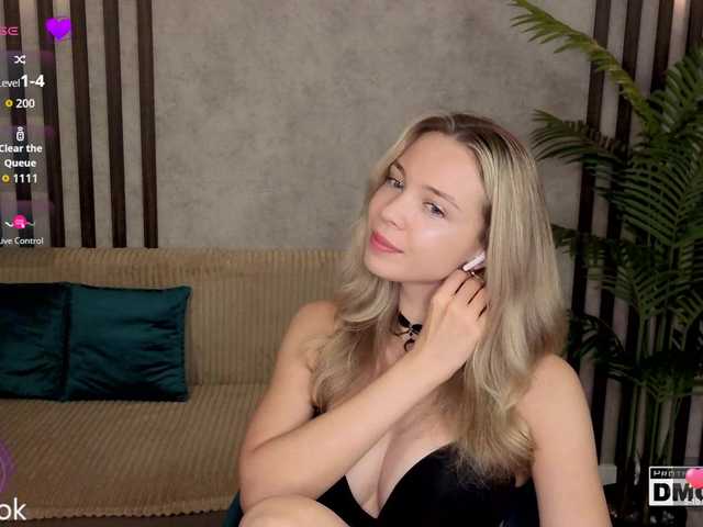 Hollywww live cam on BongaCams