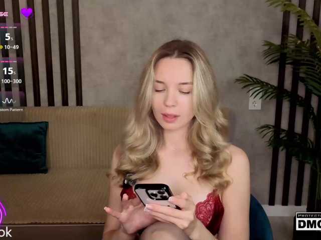 Hollywww live cam on BongaCams