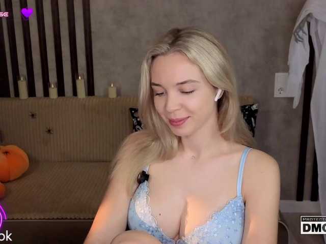 Hollywww live cam on BongaCams