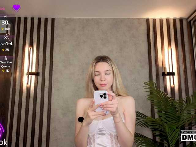 Hollywww live cam on BongaCams