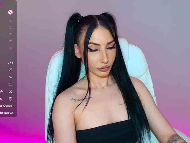 Model: VickyLouna