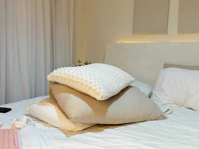 Cinnamon-Lips's BongaCams show and profile