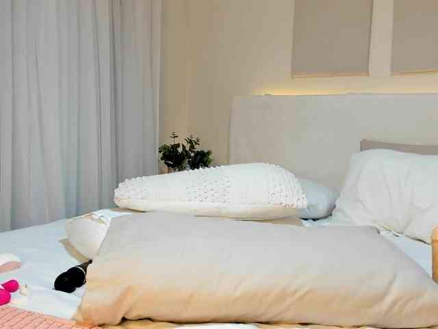 Cinnamon-Lips webcam