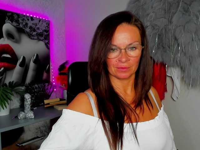 HelenSHOW1 live cam on BongaCams