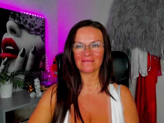 HelenSHOW1 live cam on BongaCams