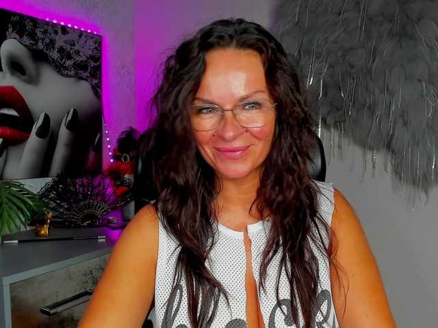 HelenSHOW1 live cam on BongaCams