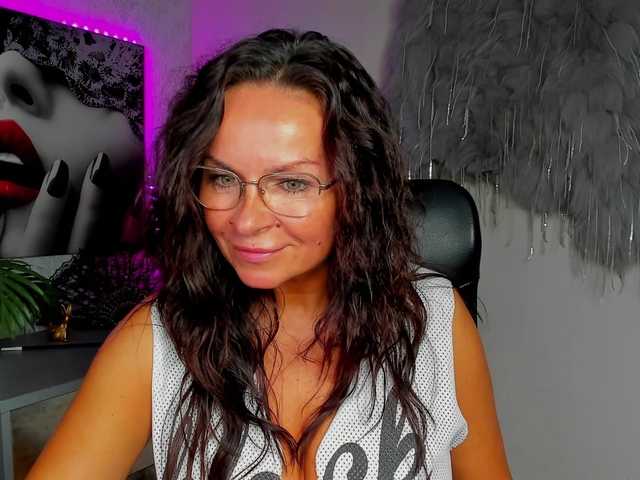 HelenSHOW1 live cam on BongaCams