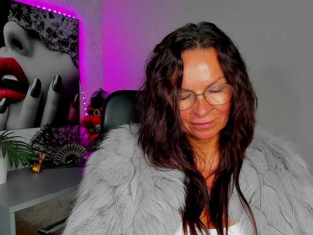HelenSHOW1 live cam on BongaCams