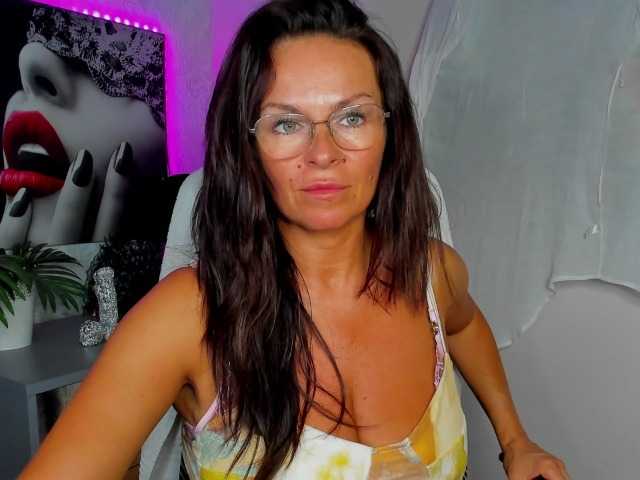 HelenSHOW1 live cam on BongaCams