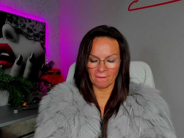 HelenSHOW1 live cam on BongaCams