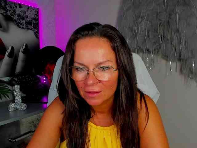 HelenSHOW1 Live Webcam on BongaCams