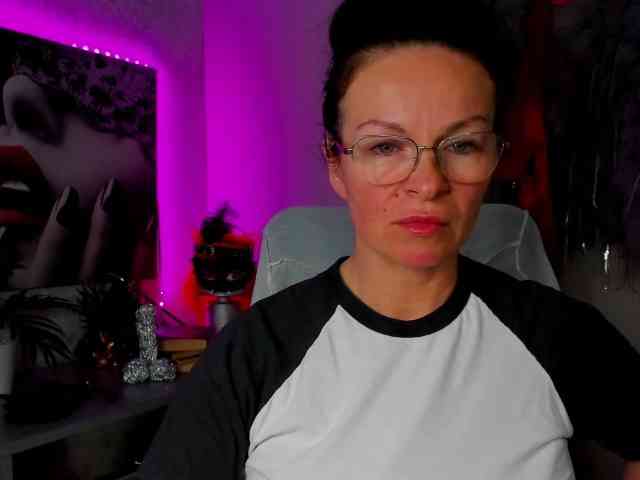 HelenSHOW1 Live Webcam on BongaCams
