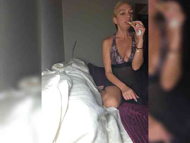 BaditaLuna live female cam on bongacams