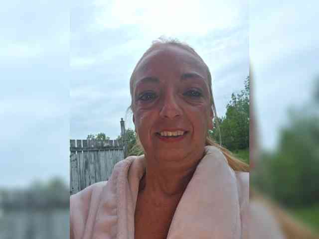 BaditaLuna Live Webcam on BongaCams
