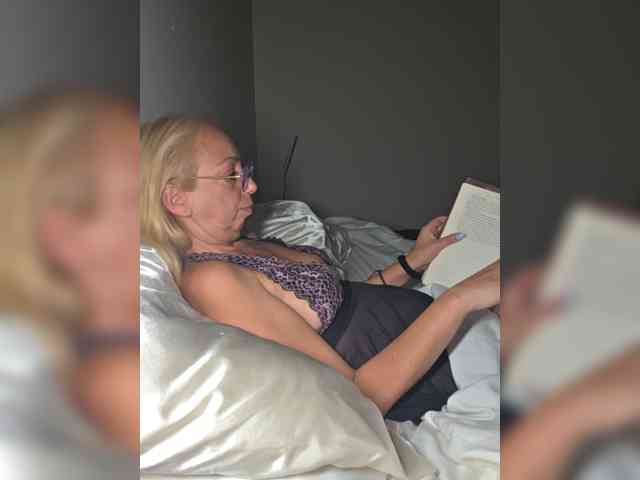 BaditaLuna live female cam on bongacams