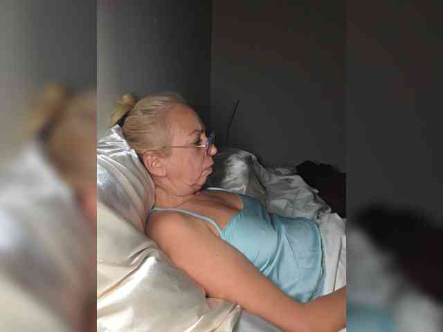 BaditaLuna live female cam on bongacams